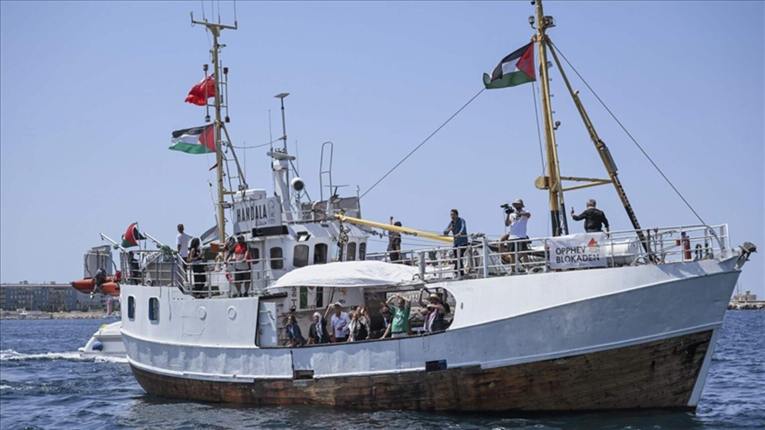 وصول سفينة “حنظلة” التابعة لأسطول الحرية المؤيد للفلسطينيين إلى إسرائيل بعد اعتراضها