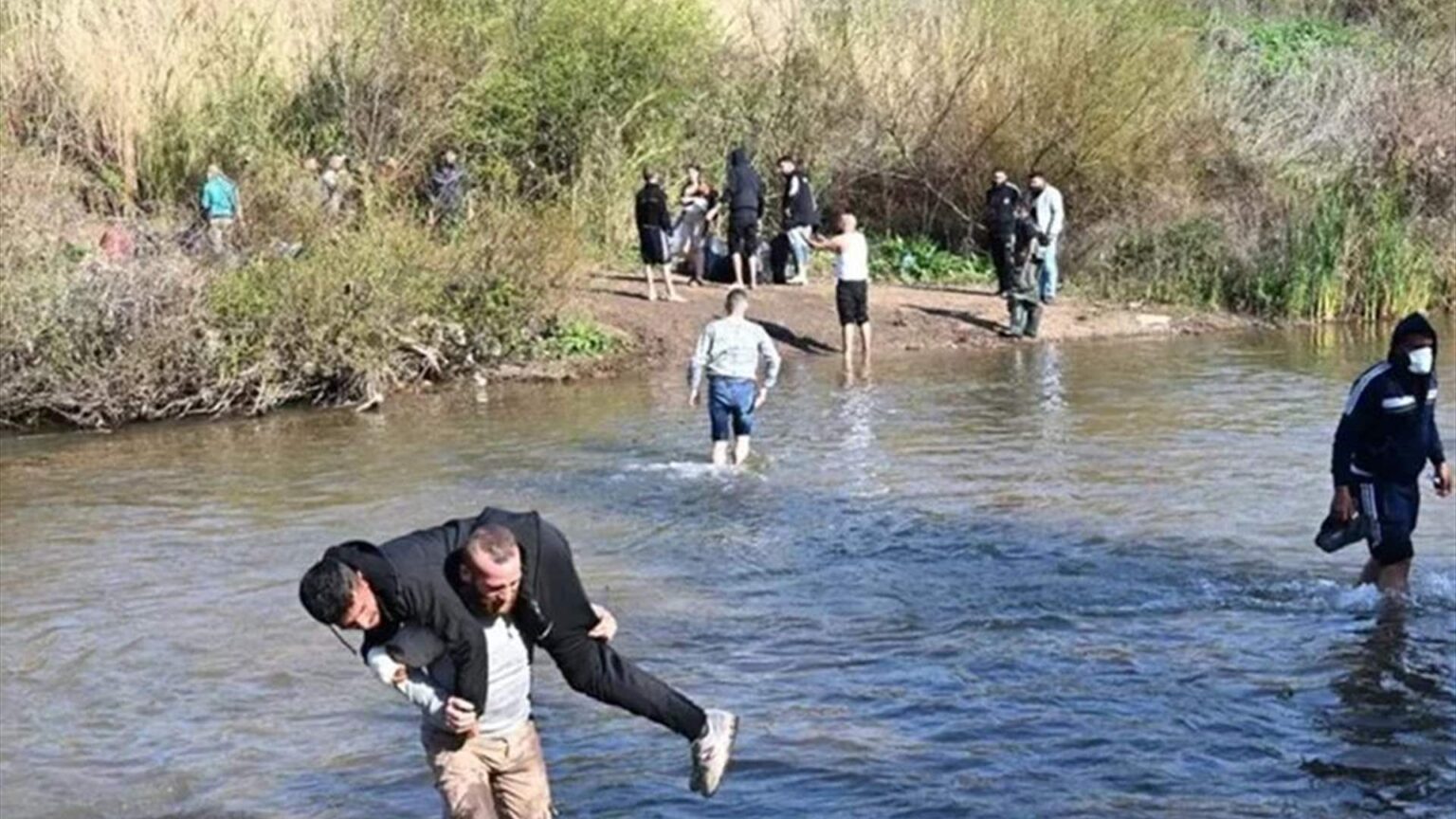 “سانا”: إنقاذ أشخاص من الغرق أثناء محاولتهم عبور نهر الكبير الجنوبي بين لبنان وسوريا