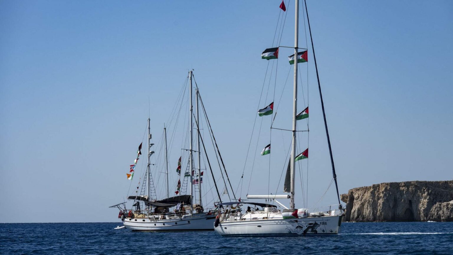 إسرائيل اعترضت سفن مساعدات متجهة إلى غزة و”النشطاء رهن الاعتقال”