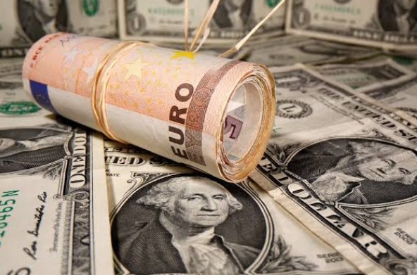 الدولار يتعافى في التعاملات الآسيوية واليورو يتراجع بسبب فرنسا